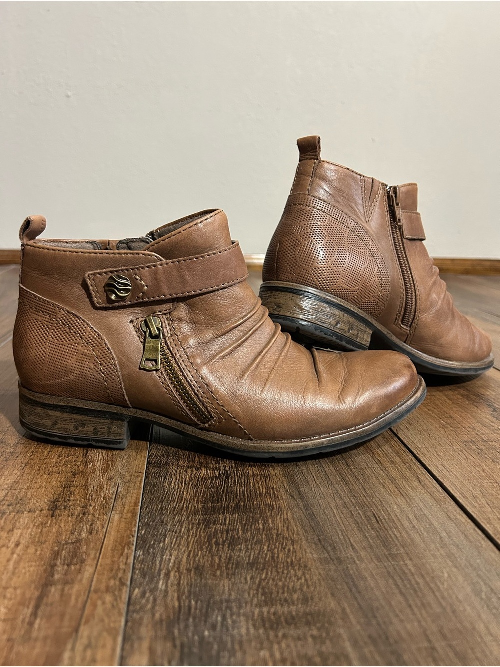 Earth Avani Buckeye Brown Embossed Leather Pleated Ankle Boots Size 7W